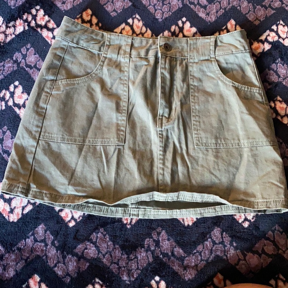 This skirt i got from Pacsun a while ago and am now ready done w it :)